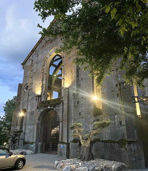Zoom sur la façade de L’Église Inachevée à Montauban avec des oliviers pour une ambiance méditerranéenne